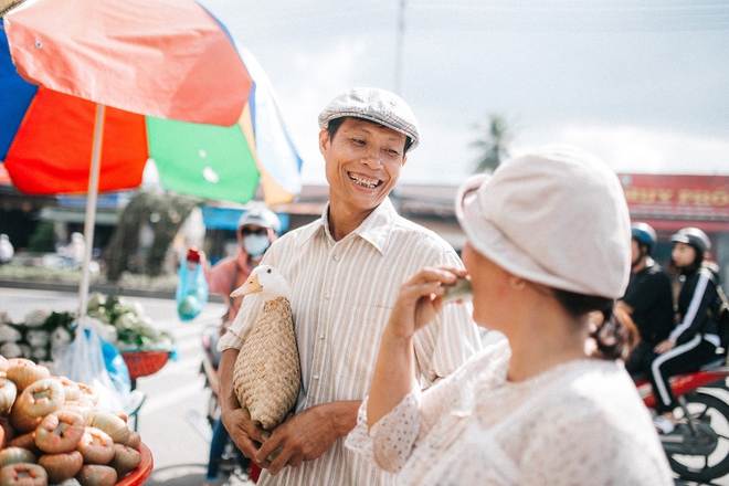 Bố mẹ trong bộ ảnh 25 năm gắn bó cánh đồng đi thăm con, lại có thêm những khoảnh khắc yêu thương đến cay mũi! - Ảnh 6.