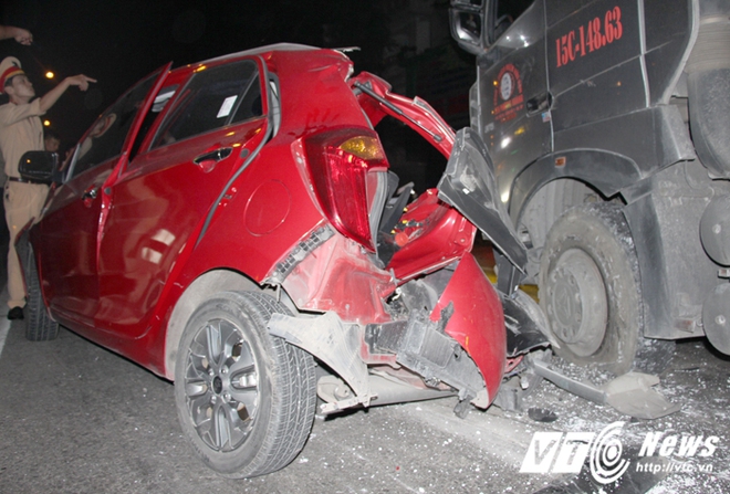Hiện trường xe hơi bị tông nát bét, kẹp giữa 2 xe đầu kéo ở Hải Phòng - Ảnh 6.
