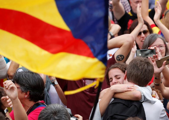 Ảnh: Catalan tuyên bố độc lập, hàng vạn người dân đổ ra đường ăn mừng - Ảnh 6.