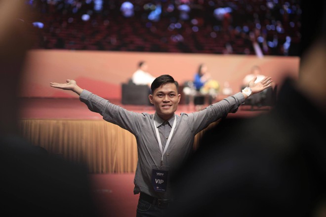 Fan cuồng khiến cả hội trường bất ngờ khi xúc động hô lớn: I love Jack Ma - Ảnh 6.