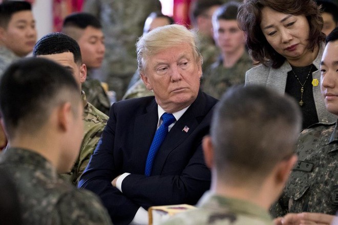 Tổng thống Donald Trump ăn trưa với binh sĩ trong doanh trại Mỹ ở Hàn Quốc - Ảnh 6.