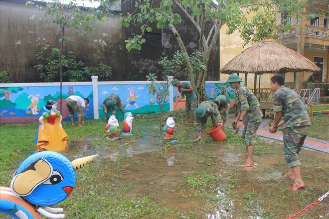 Chùm ảnh: Thừa Thiên-Huế bắt tay và khắc phục hậu quả mưa lũ - Ảnh 6.
