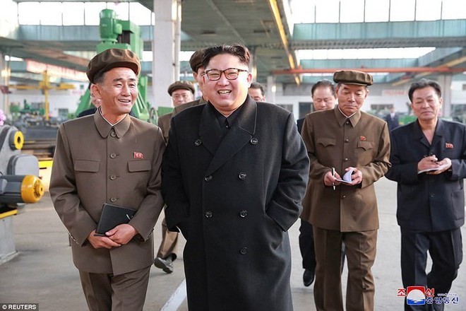 Ảnh độc: Ông Kim Jong-un tươi cười lái ngựa thép - Ảnh 6.
