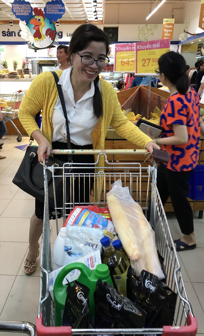 Ứng phó trước bão số 14: Người dân Nha Trang ùn ùn đến siêu thị mua thức ăn - Ảnh 6.
