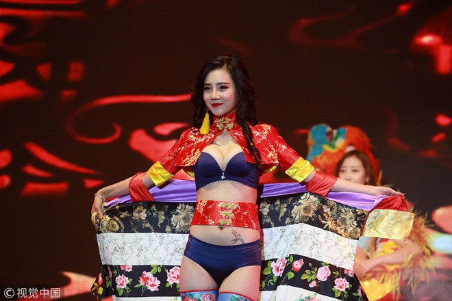 Victorias Secret Show phiên bản hội chợ Trung Quốc: Dàn người mẫu lộ bụng mỡ, nhái cánh thiên thần 1 cách trắng trợn - Ảnh 6.