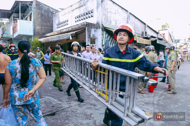 Cận cảnh hiện trường vụ cháy kinh hoàng ở Sài Gòn: Cảnh sát PCCC buồn đau vì không cứu được 3 mẹ con - Ảnh 7.