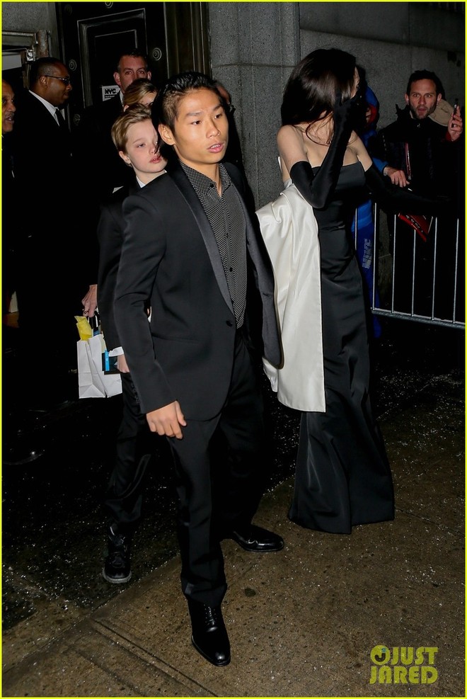 Pax Thiên diện suit lịch lãm, ra dáng người đàn ông chững chạc hộ tống Angelina Jolie tại sự kiện - Ảnh 6.