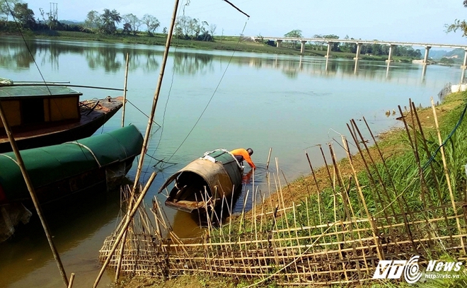 Cụ ông 90 tuổi vẫn chèo thuyền đánh cá nuôi 2 con 50 tuổi tật nguyền - Ảnh 7.