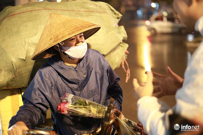 Những người phụ nữ không nghỉ rơi nước mắt khi được nhận hoa trong đêm mưa rét - Ảnh 7.