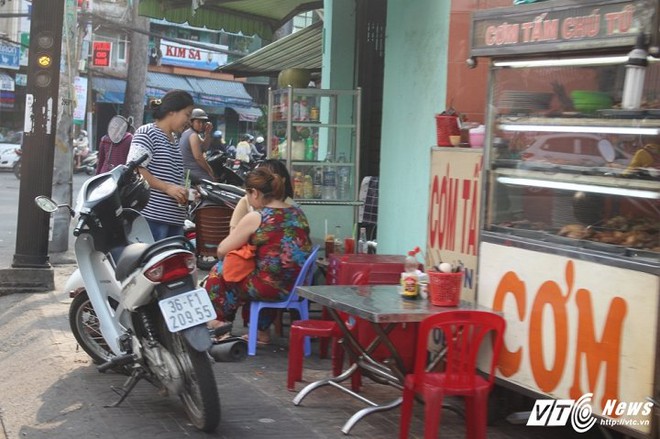 Xe biển xanh, hàng quán vẫn ‘cướp’ vỉa hè trắng trợn ở trung tâm Sài Gòn - Ảnh 7.