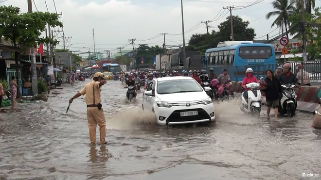 Đường về miền Tây ngập nửa mét, biển người kẹt cứng lội nước bì bõm - Ảnh 6.