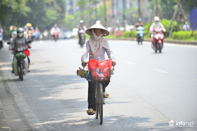 Người Hà Nội vật vã trong đợt nắng nóng đỉnh điểm đầu mùa - Ảnh 7.