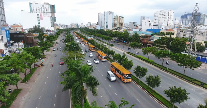 Ngày đầu “lâm trận”, sĩ tử bất ngờ thích thú vì gặp MC Phan Anh trên xe buýt tiếp năng lượng, thêm sức bền mùa thi của Nutriboost - Ảnh 7.