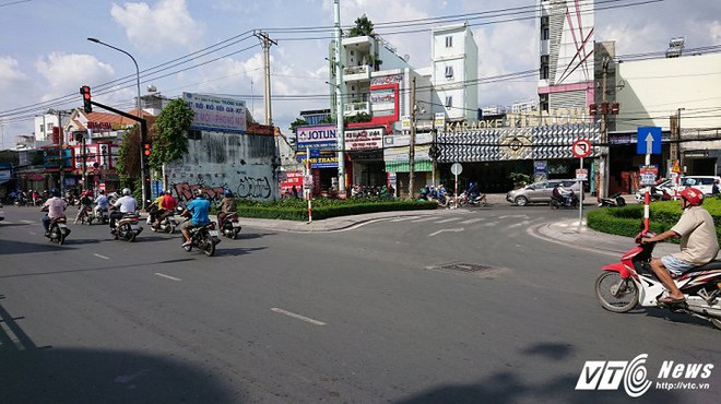 Ngôi nhà không chịu giải tỏa, chình ình giữa giao lộ ở Sài Gòn - Ảnh 8.