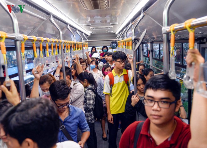 Giờ cao điểm, BRT Hà Nội không đến mức... quá tải - Ảnh 7.