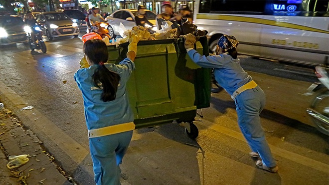 Những người phụ nữ còng lưng đẩy siêu xe trên phố Hà Nội - Ảnh 7.