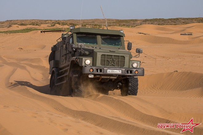 Xe quân sự Nga bị tra tấn khủng khiếp: Ào ạt xông lên trong sa mạc - Ảnh 6.