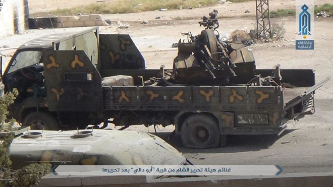 NÓNG: QĐ Syria tháo chạy ở bắc Hama, khủng bố bắt sống 1 xe tăng T-72 và 2 xe chiến đấu - Ảnh 7.