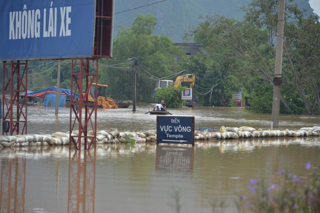 Chùm ảnh: Ninh Bình nhiều nơi nước ngập quá 2m, đường vào khu du lịch Bái Đính bị cô lập - Ảnh 7.