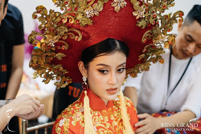 Clip: Huyền My mặc quốc phục hoành tráng, tỏa sáng trên sân khấu Miss Grand International 2017 - Ảnh 7.