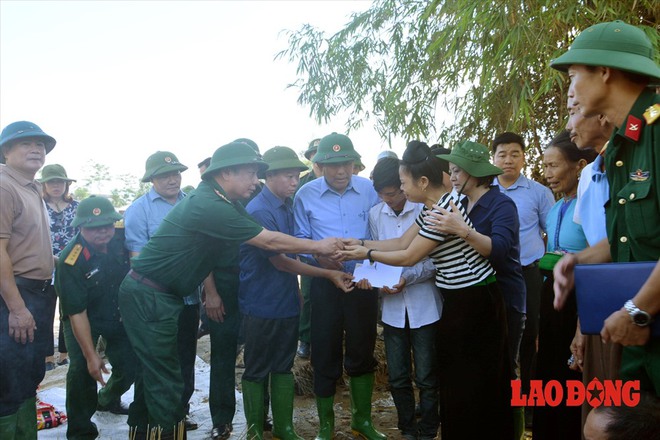 Hình ảnh xúc động: Phó Thủ tướng Trương Hòa Bình thắp hương cho nạn nhân bị lũ cuốn bên dòng suối Thia - Ảnh 7.