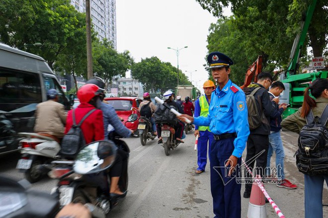 Hà Nội đốn nghìn cây, đường Phạm Văn Đồng tắc cứng - Ảnh 8.