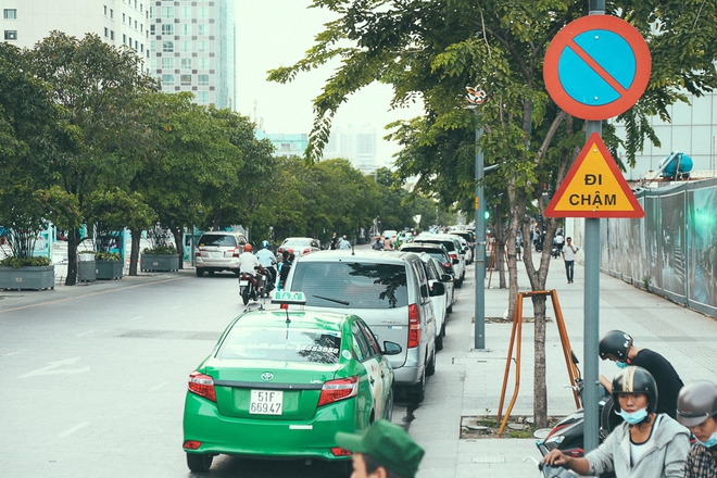 Đoàn liên ngành ngừng ra quân, vỉa hè trung tâm Sài Gòn lại thành nơi... họp chợ, đẩy người đi bộ xuống đường - Ảnh 7.