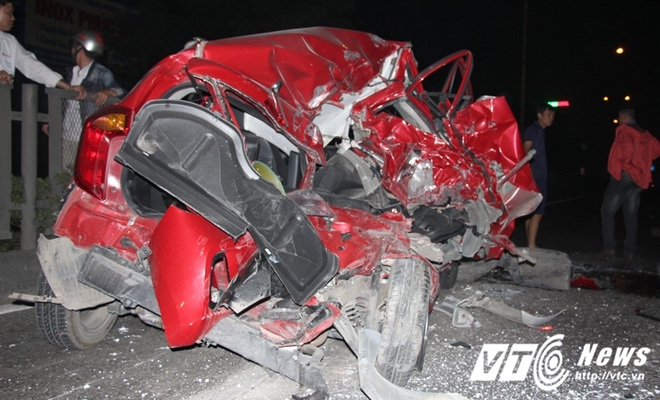 Hiện trường xe hơi bị tông nát bét, kẹp giữa 2 xe đầu kéo ở Hải Phòng - Ảnh 7.