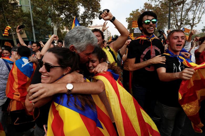 Ảnh: Catalan tuyên bố độc lập, hàng vạn người dân đổ ra đường ăn mừng - Ảnh 7.