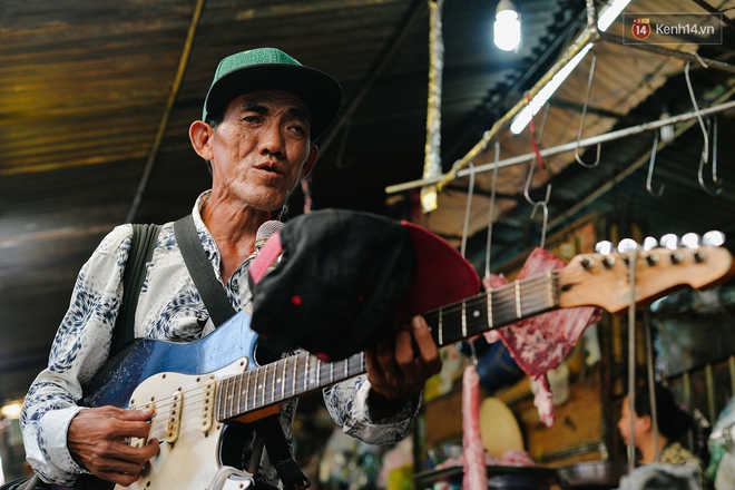 Chuyện Tám mù hát rong - Người cha lang thang Sài Gòn bán tiếng ca kiếm tiền chữa trị đôi mắt cho con gái - Ảnh 8.