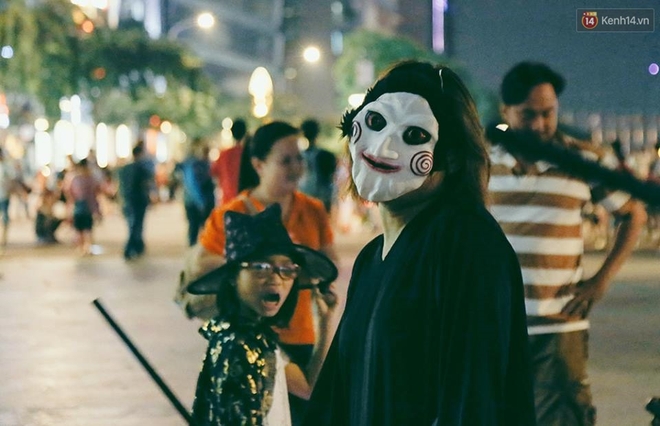 Đầu tư mùa Halloween, nhiều bạn trẻ Sài Gòn hóa trang rùng rợn trêu đùa trẻ em ở phố đi bộ Nguyễn Huệ - Ảnh 7.