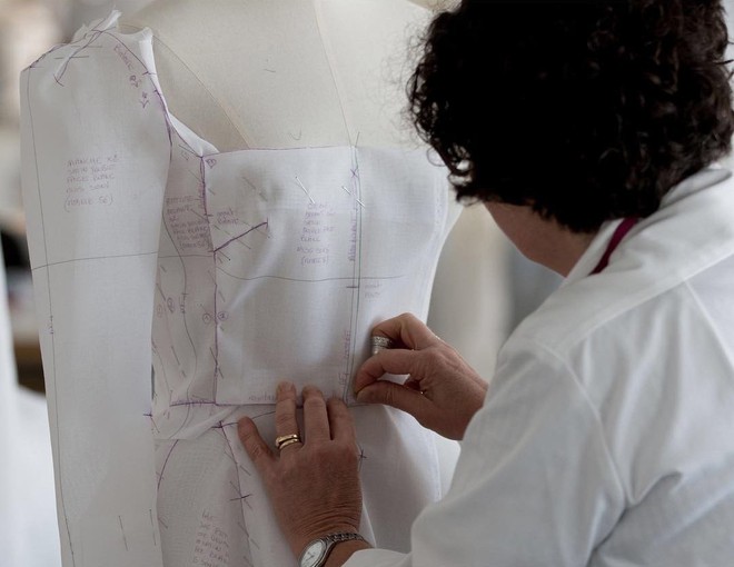 HOT: Dior hé lộ những bức hình hiếm có về quá trình tạo nên chiếc váy cưới của Song Hye Kyo - Ảnh 7.