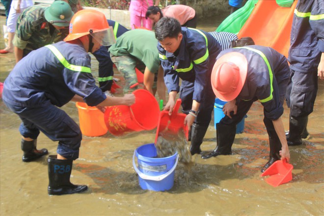 Chùm ảnh: Thừa Thiên-Huế bắt tay và khắc phục hậu quả mưa lũ - Ảnh 7.