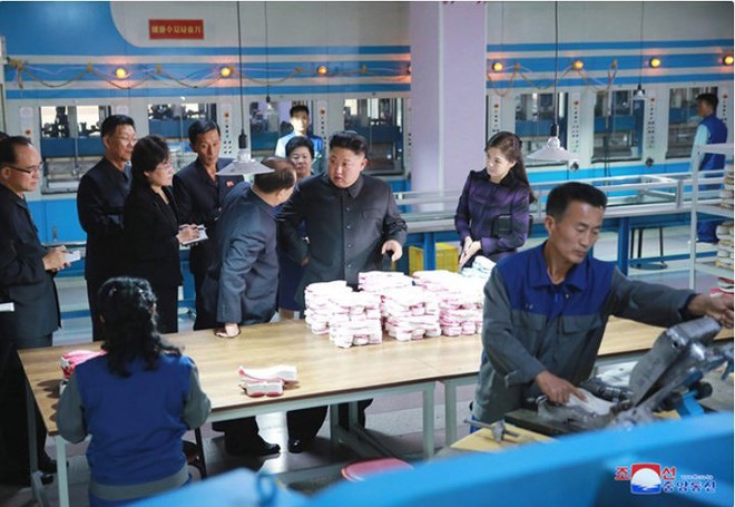 Ảnh độc: Ông Kim Jong-un tươi cười lái ngựa thép - Ảnh 7.