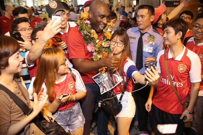Fan nữ Việt Nam ôm chặt huyền thoại Arsenal ở sân bay Tân Sơn Nhất - Ảnh 7.