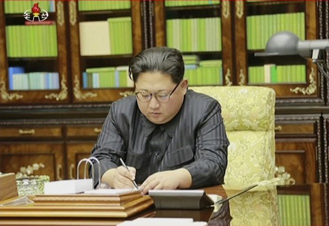 Ảnh: Dân Triều Tiên mừng rỡ xem thông báo thử tên lửa thành công - Ảnh 7.