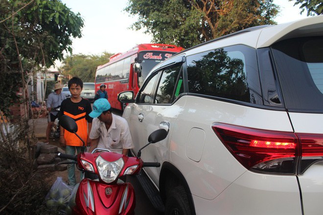 Xe né trạm BOT Biên Hòa, kẹt xe kinh khủng trong đường làng - Ảnh 6.