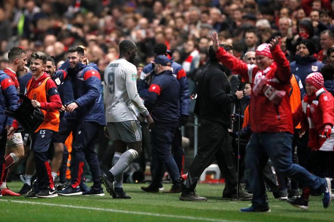 Đánh bại Man Utd, đội hạng nhất phát cuồng như vừa vô địch - Ảnh 7.