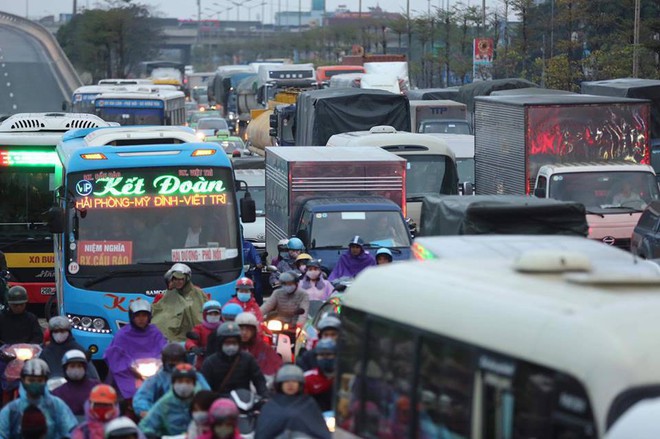 Hà Nội: Người dân tiếp tục về quê nghỉ Tết Dương lịch, đường cao tốc quốc lộ 5 ùn tắc kéo dài hàng km - Ảnh 6.