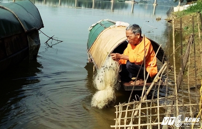 Cụ ông 90 tuổi vẫn chèo thuyền đánh cá nuôi 2 con 50 tuổi tật nguyền - Ảnh 8.