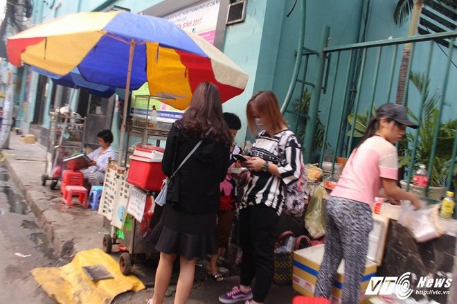 Xe biển xanh, hàng quán vẫn ‘cướp’ vỉa hè trắng trợn ở trung tâm Sài Gòn - Ảnh 8.