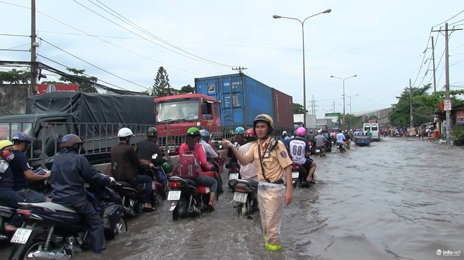 Đường về miền Tây ngập nửa mét, biển người kẹt cứng lội nước bì bõm - Ảnh 7.