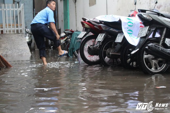 Mưa trắng trời Sài Gòn, hàng loạt tuyến đường chìm trong biển nước - Ảnh 8.