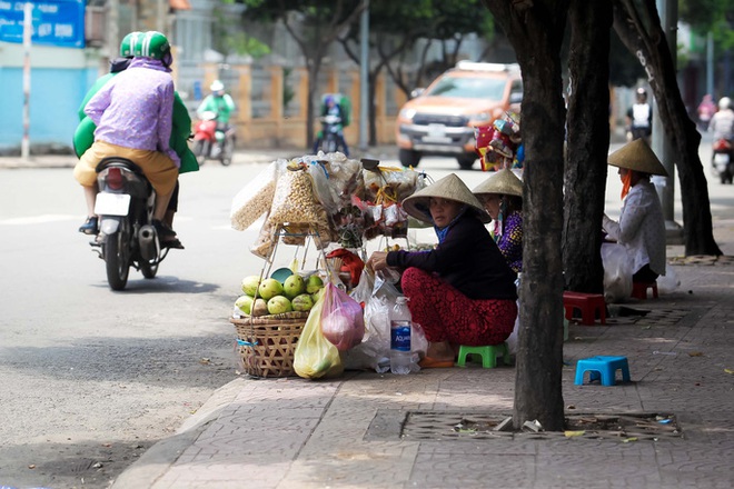 Vỉa hè quận 1... như chưa hề có cuộc ra quân! - Ảnh 8.