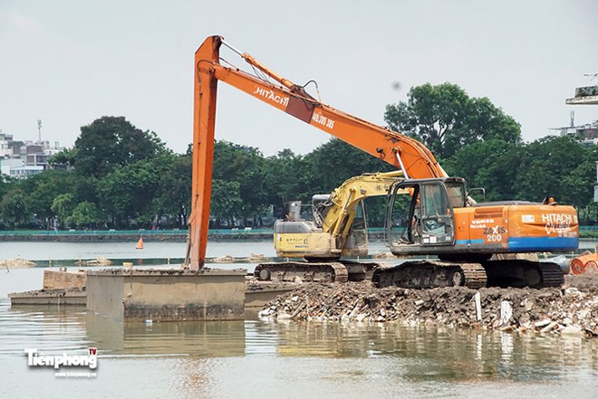 Có gì bên trong khu vực quây tôn kín mít ở Hồ Tây? - Ảnh 7.