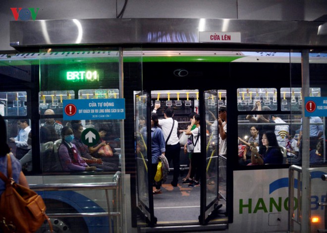 Giờ cao điểm, BRT Hà Nội không đến mức... quá tải - Ảnh 8.