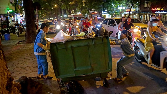 Những người phụ nữ còng lưng đẩy siêu xe trên phố Hà Nội - Ảnh 8.