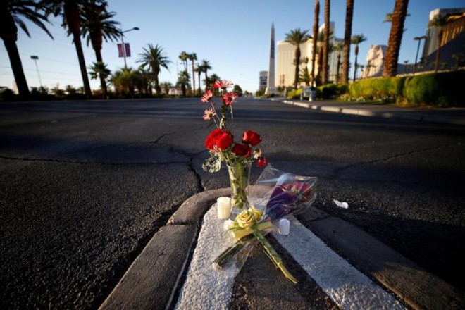 Nước Mỹ lặng đi tưởng niệm các nạn nhân vụ xả súng ở Las Vegas - Ảnh 8.