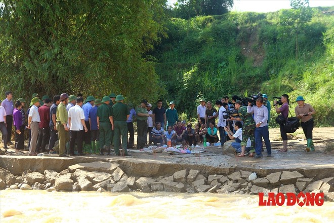 Hình ảnh xúc động: Phó Thủ tướng Trương Hòa Bình thắp hương cho nạn nhân bị lũ cuốn bên dòng suối Thia - Ảnh 8.