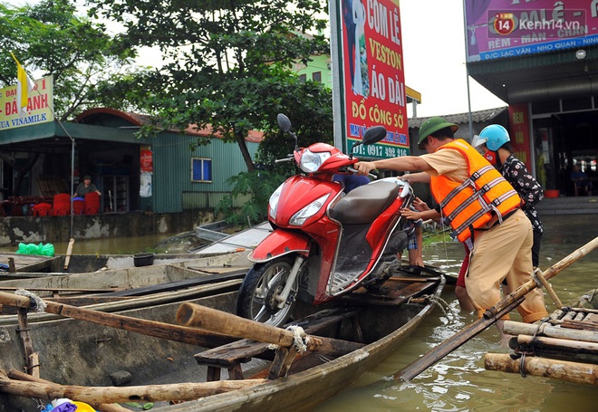 Chùm ảnh: Kiếm bộn tiền từ việc chèo đò qua điểm ngập nặng trong đợt lụt lịch sử tại Ninh Bình - Ảnh 8.
